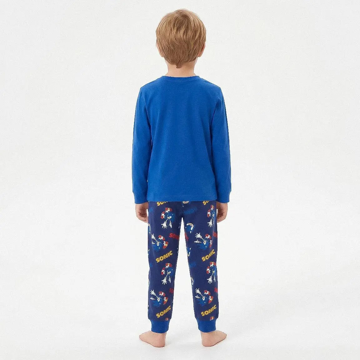 Jongen in Sonic pyjama achterkant