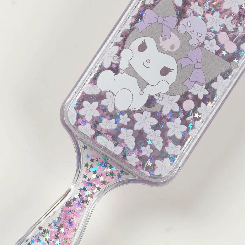 Detail haarborstel met Kuromi en lila bloemetjes