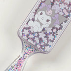 Detail haarborstel met Kuromi en lila bloemetjes