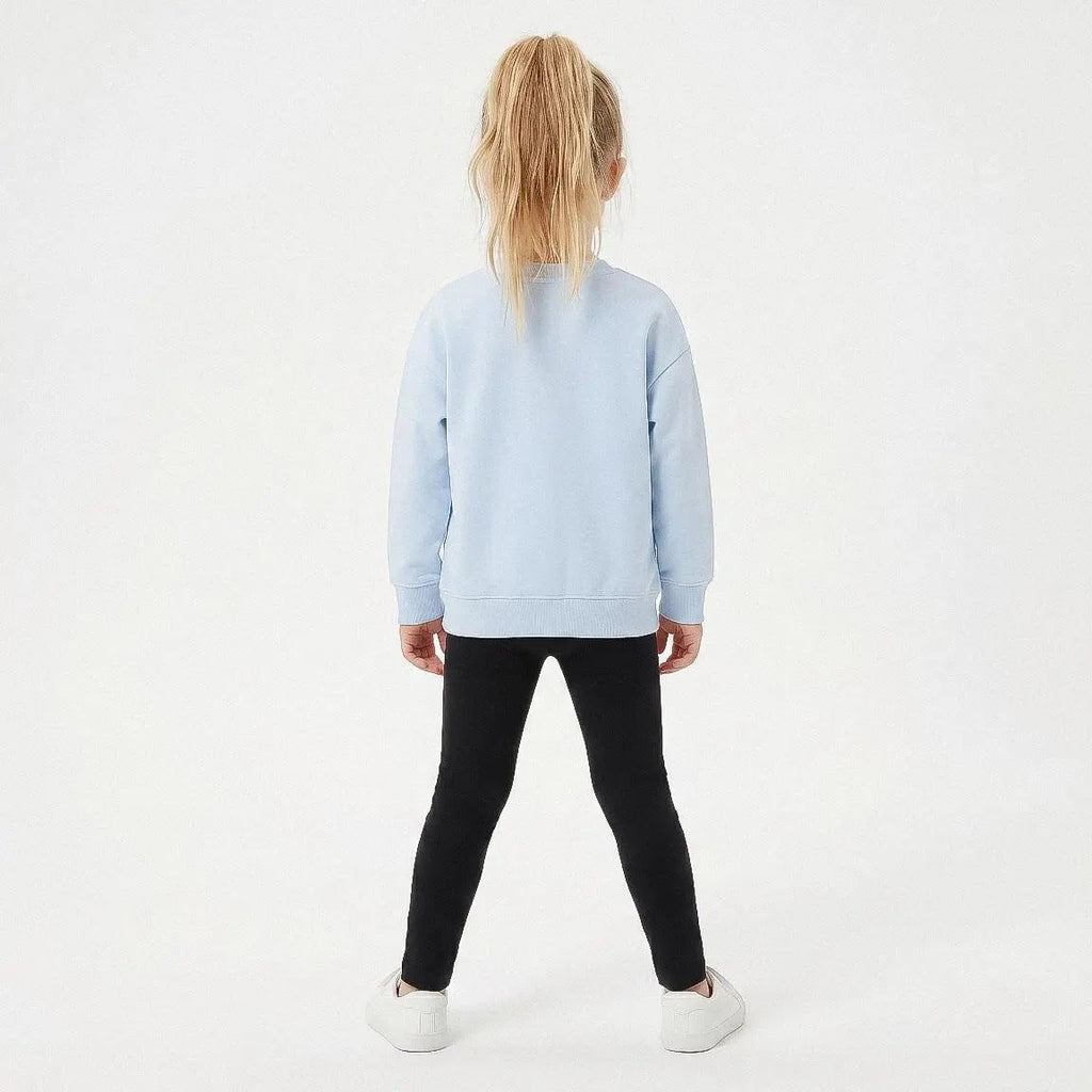 Meisje in Frozen Elsa sweater achterkant