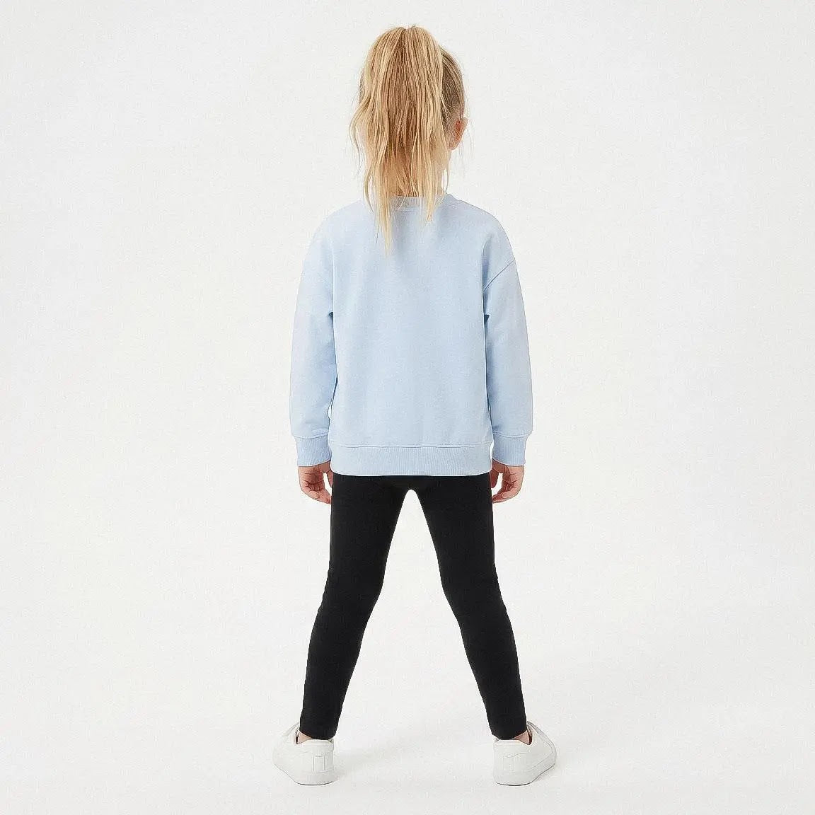 Meisje in Frozen Elsa sweater achterkant