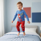Jongen springt op bed in zijn blauw met rode Spidey pyjama