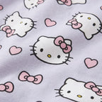 Detail lila broek met Hello Kitty, hartjes en strikjes