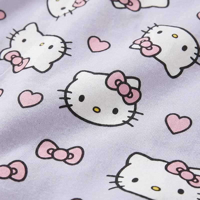 Detail lila broek met Hello Kitty, hartjes en strikjes