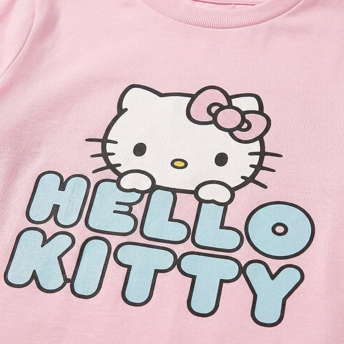 Detail Hello Kitty print op het roze shirt
