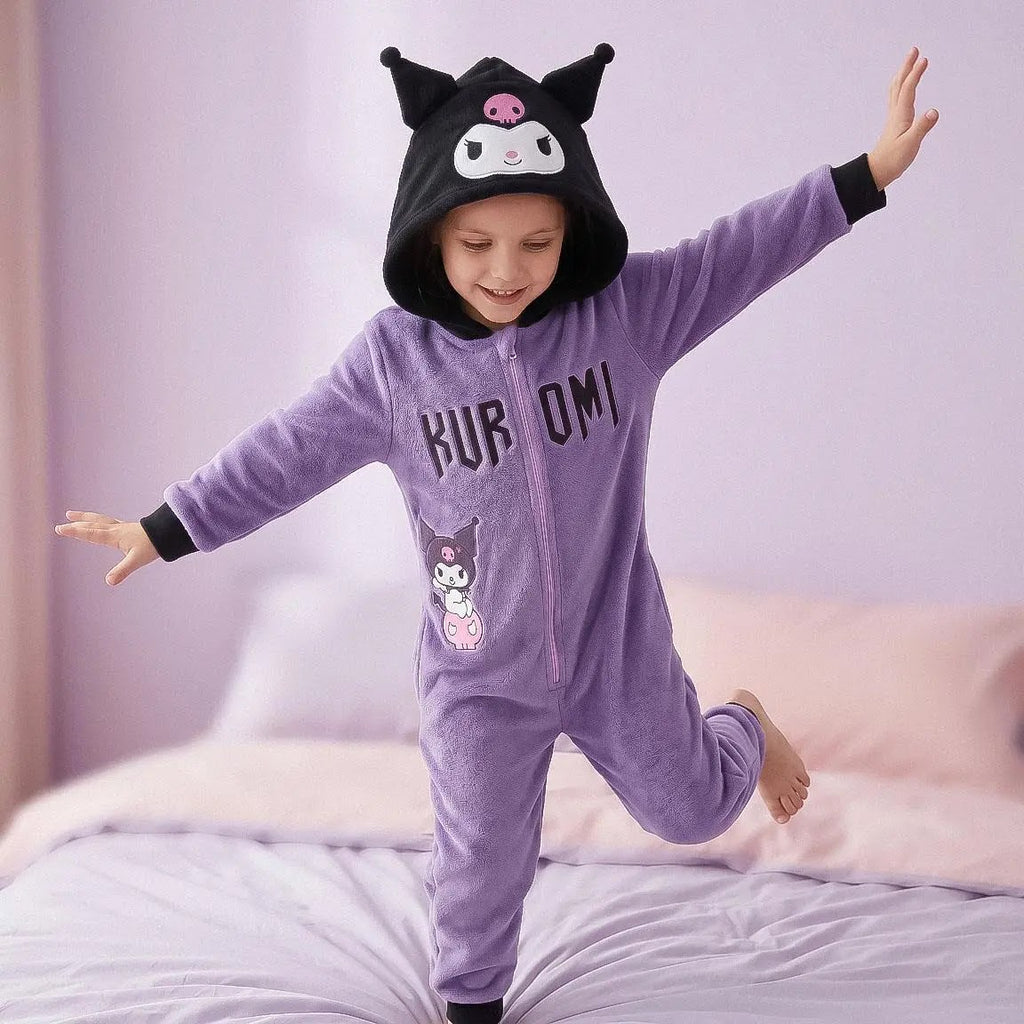 Meisje in Kuromi onesie springt vrolijk in de slaapkamer