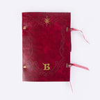 Voorkant rood notitieboek met gouden ster en letter B