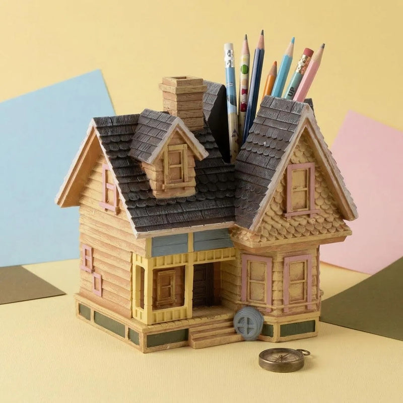 Up huis pennenhouder met potloden op een bureau