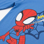 Detail van de Spidey print met spinnenweb op het shirt