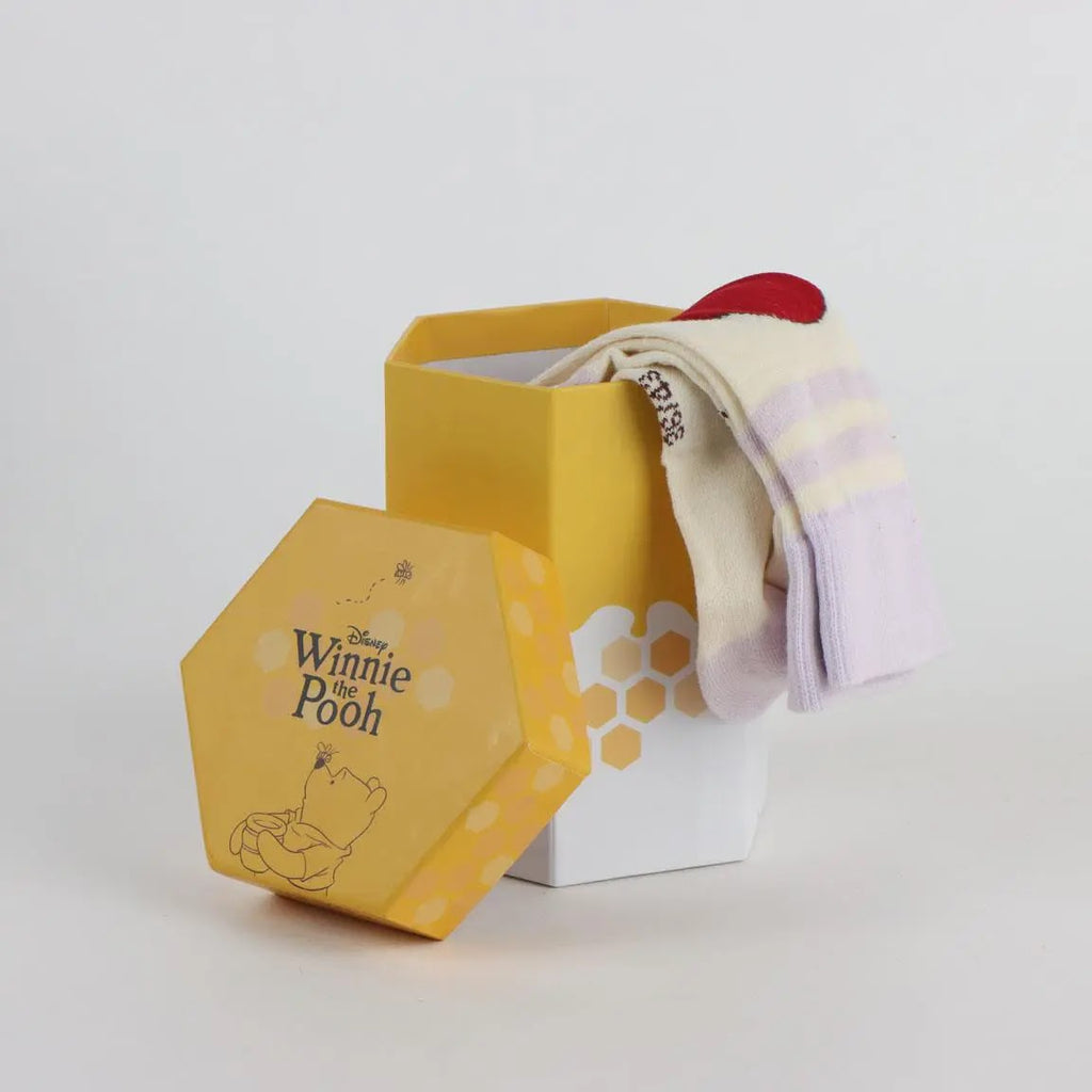 Geopende Winnie the Pooh cadeaudoos met sokken erin