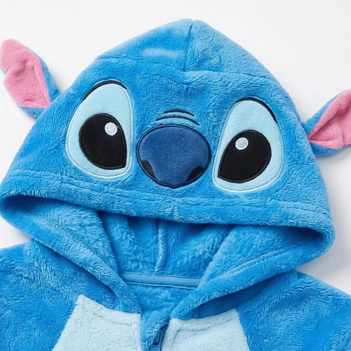Detail capuchon met Stitch gezicht en roze oren