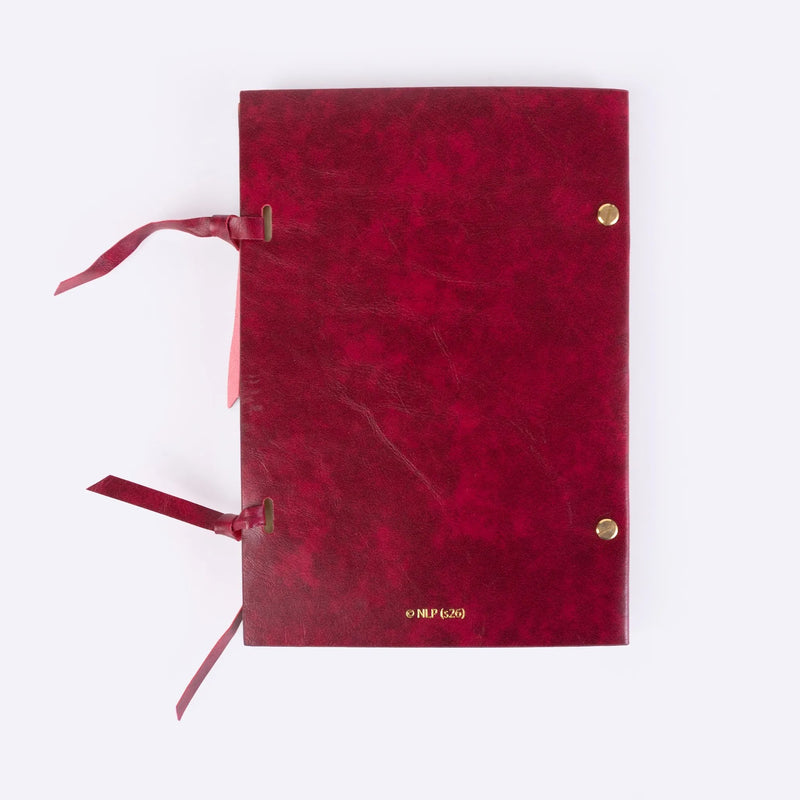 Achterkant van het rode notitieboek met linten