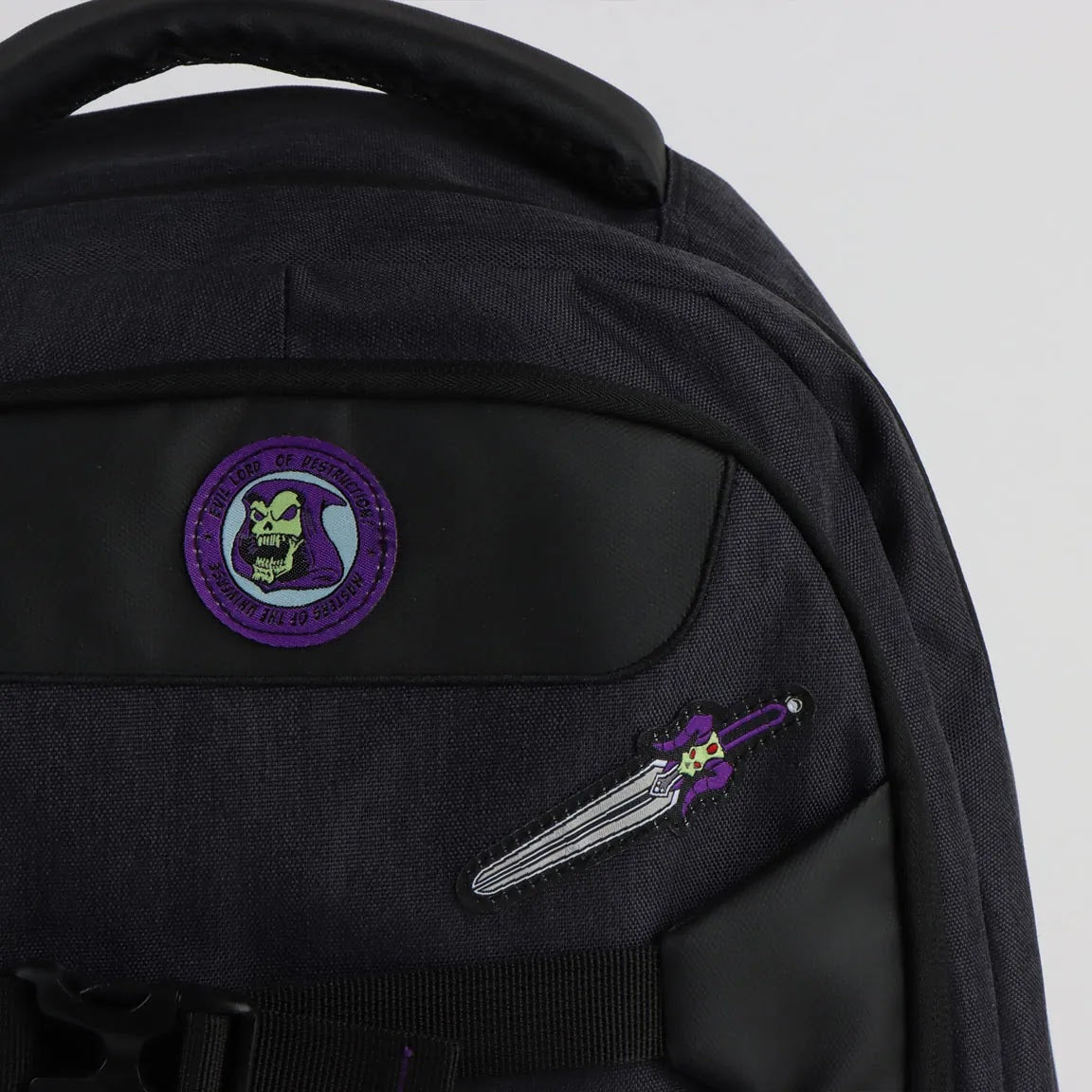 Masters of the Universe rugzak detail Skeletor-badge en zwaard