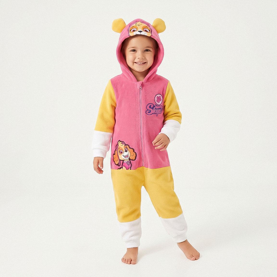 Meisje draagt de Skye onesie met capuchon op