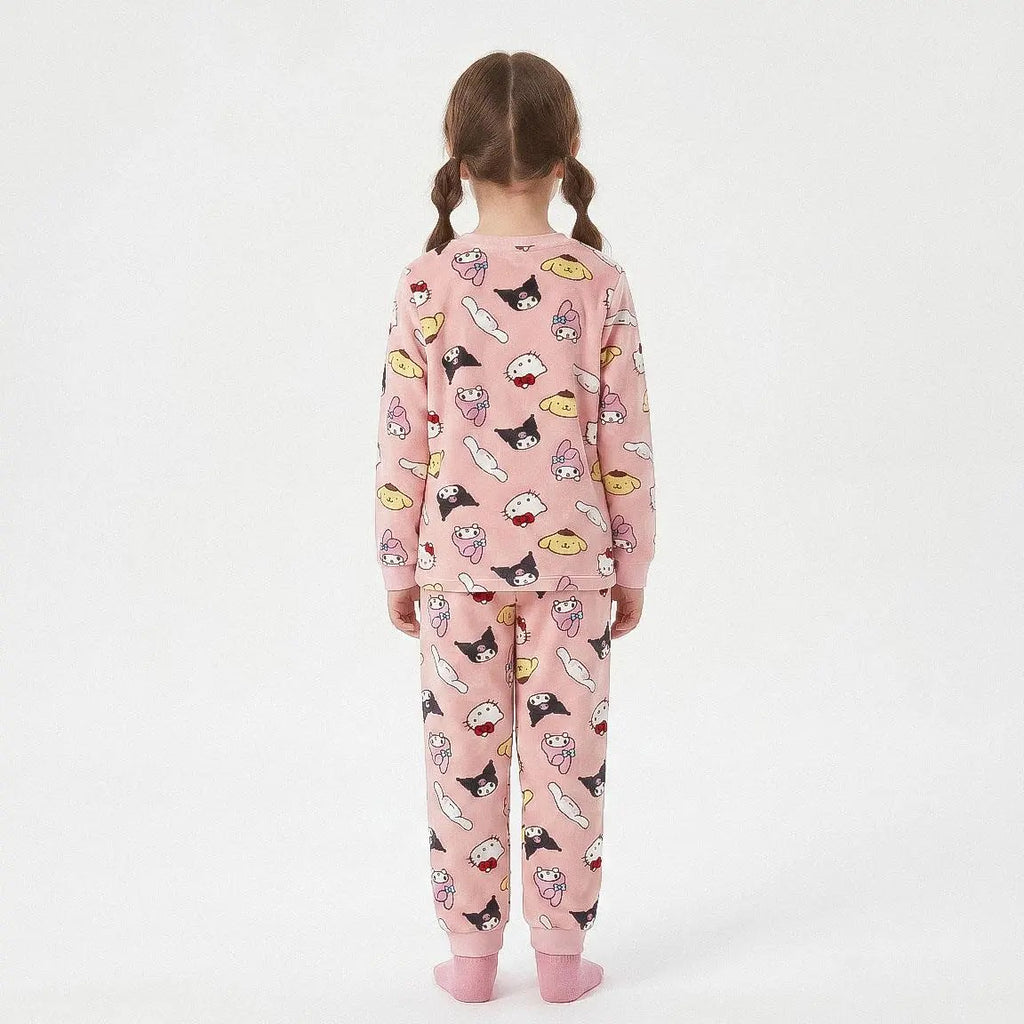 Meisje in Hello Kitty fleece pyjama achterkant