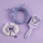 Kuromi diadeem, scrunchie en haarborstel op lila achtergrond
