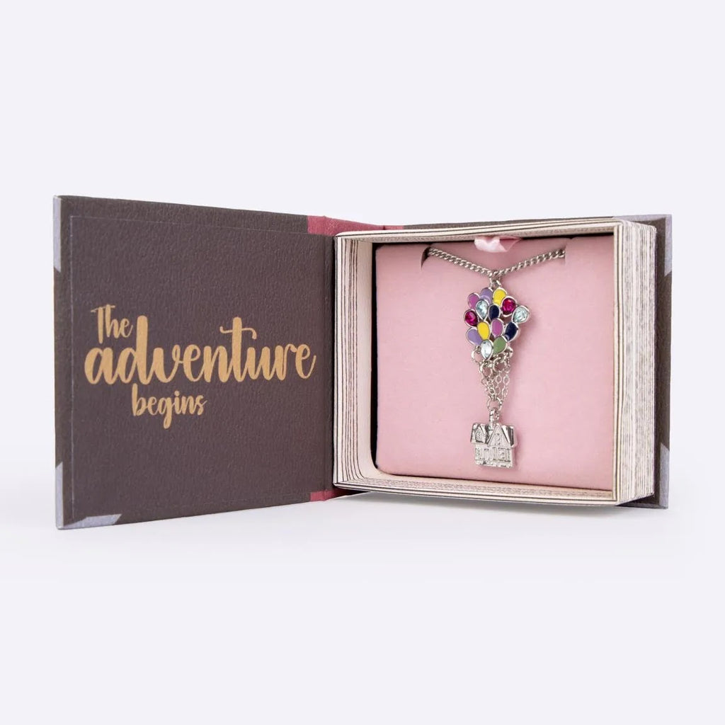 geopend cadeaudoosje met ketting en tekst The adventure begins