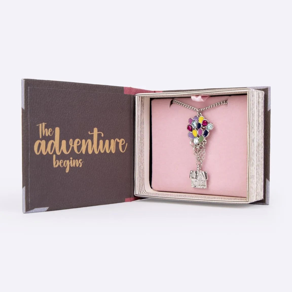 geopend cadeaudoosje met ketting en tekst The adventure begins