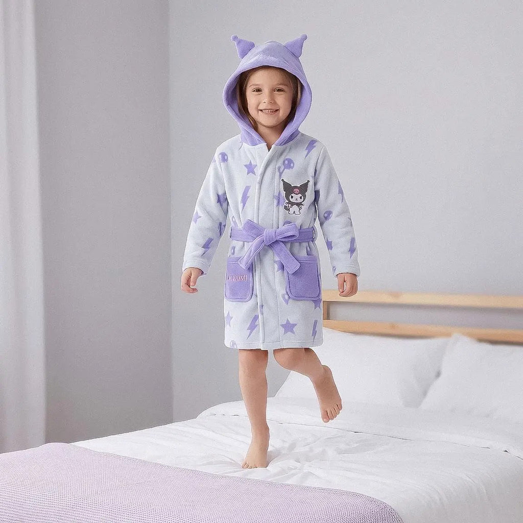 Kuromi badjas gedragen in de slaapkamer