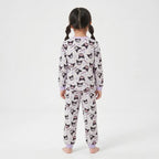 Meisje in Kuromi pyjama achterkant