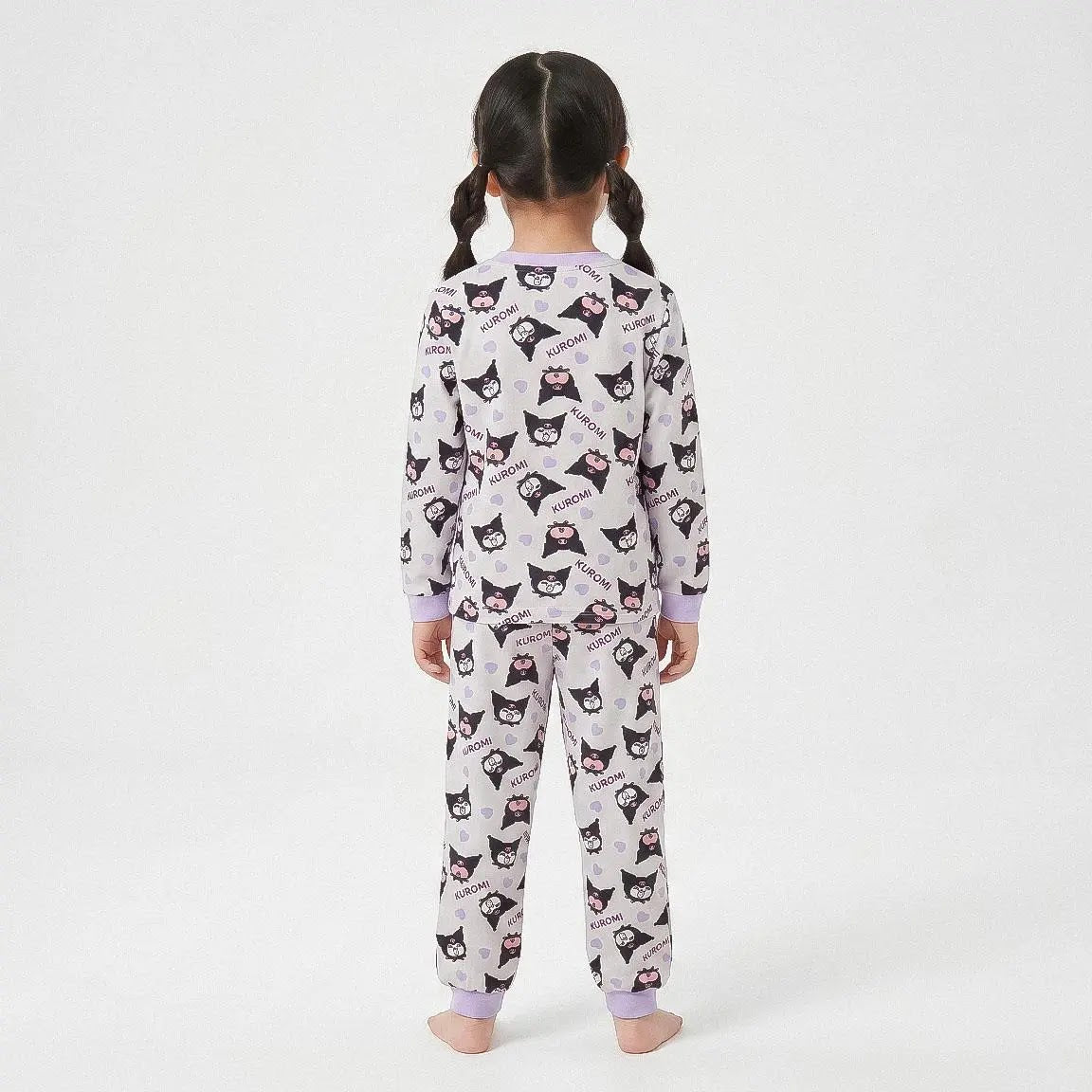 Meisje in Kuromi pyjama achterkant