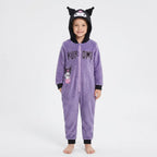 Meisje draagt de paarse Kuromi onesie met capuchon op