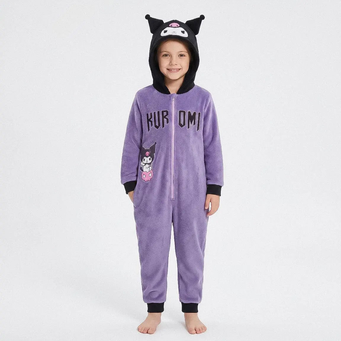 Meisje draagt de paarse Kuromi onesie met capuchon op