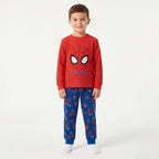 Jongen draagt de Spiderman pyjama, vooraanzicht