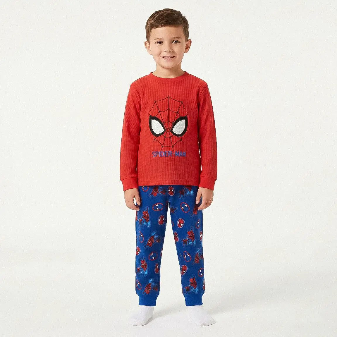 Jongen draagt de Spiderman pyjama, vooraanzicht