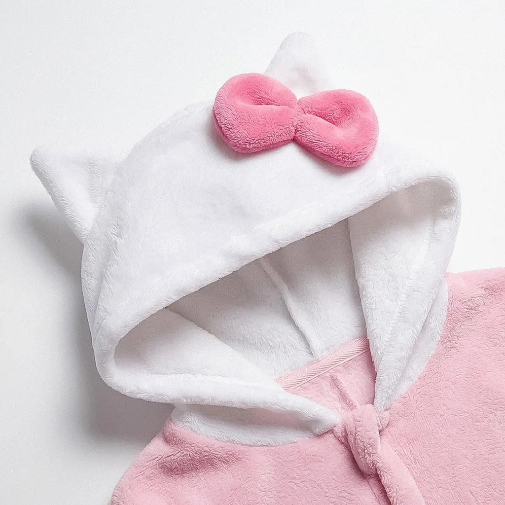Detail witte capuchon met kattenoortje en roze strik