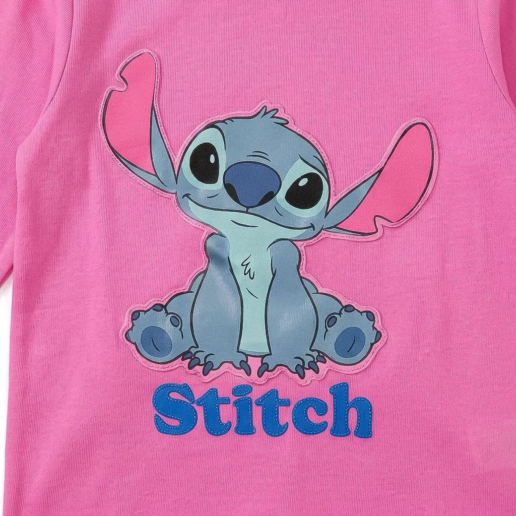 Detail Stitch print en naam op het roze shirt