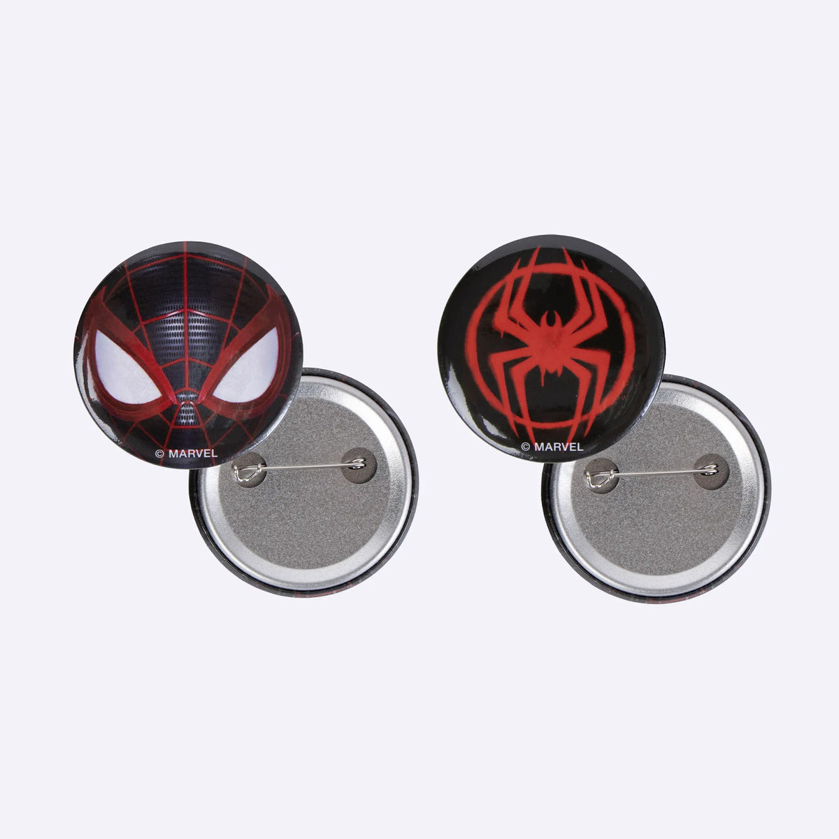 Twee buttons met Miles Morales masker en spinlogo