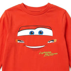 Detail Lightning McQueen gezicht op het rode shirt