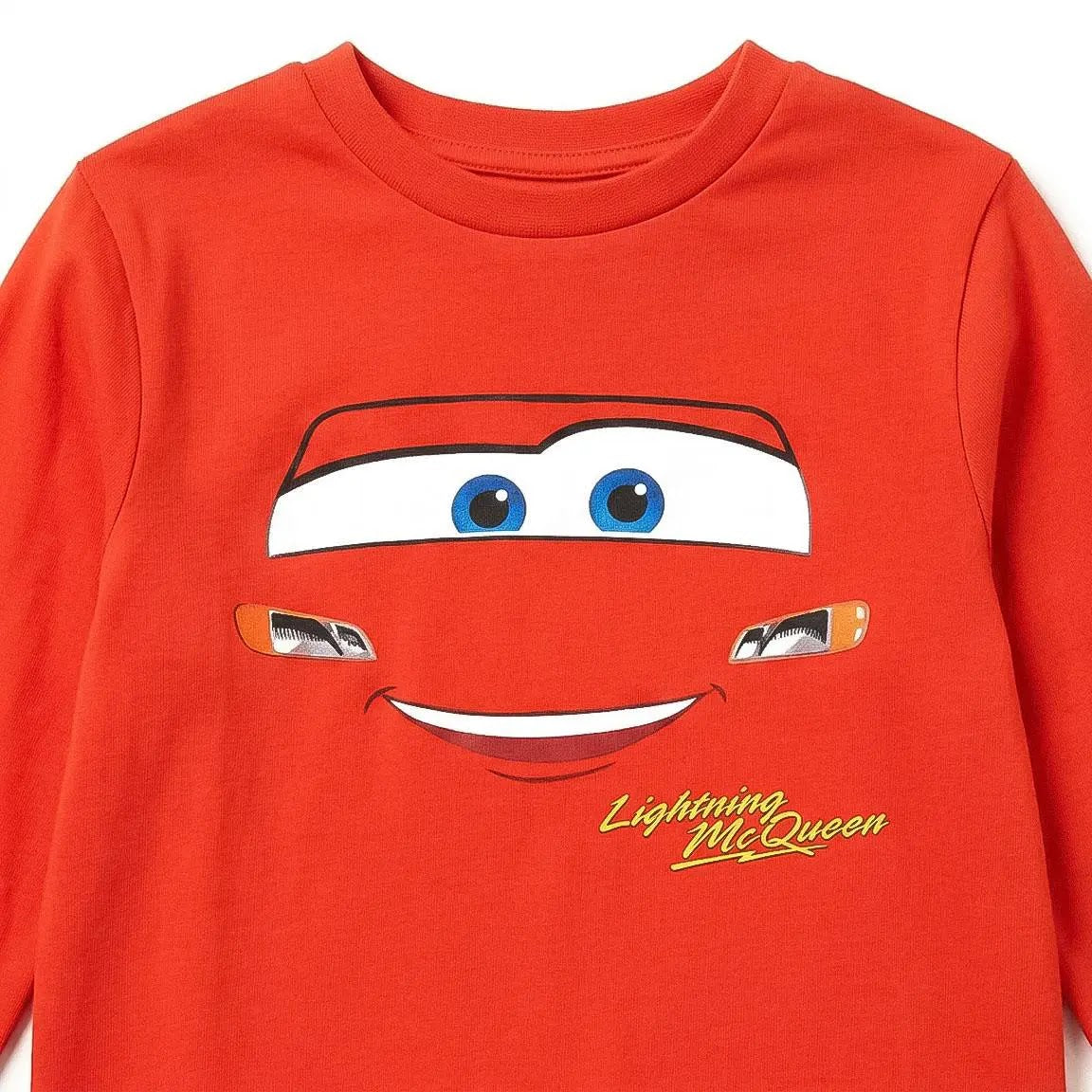 Detail Lightning McQueen gezicht op het rode shirt