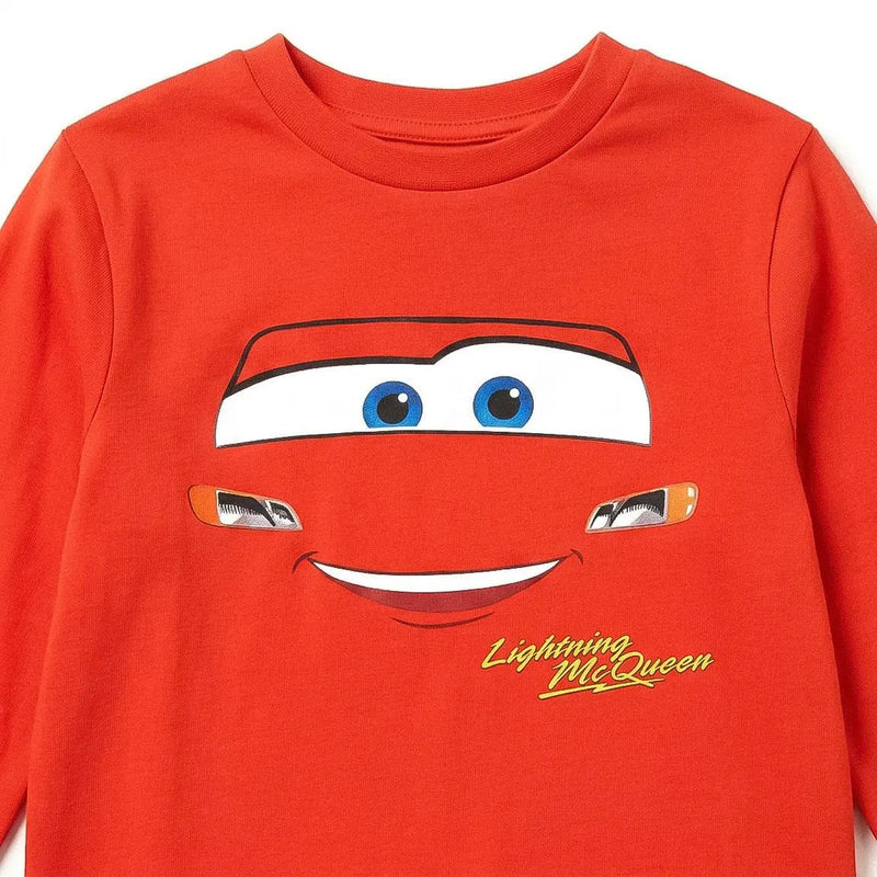 Detail Lightning McQueen gezicht op het rode shirt