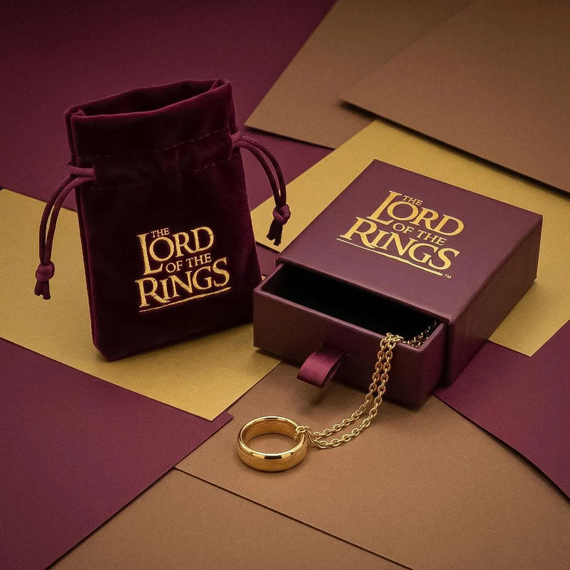 ketting, zakje en cadeaudoos op bordeauxrode achtergrond