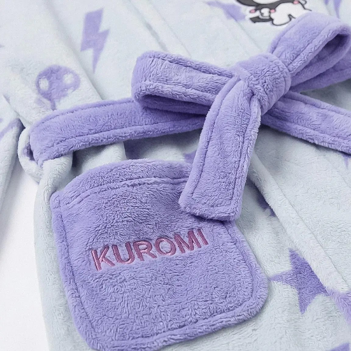 Detail zak met KUROMI tekst en lila ceintuur