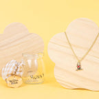 Pooh ketting op houten standaard naast het potje