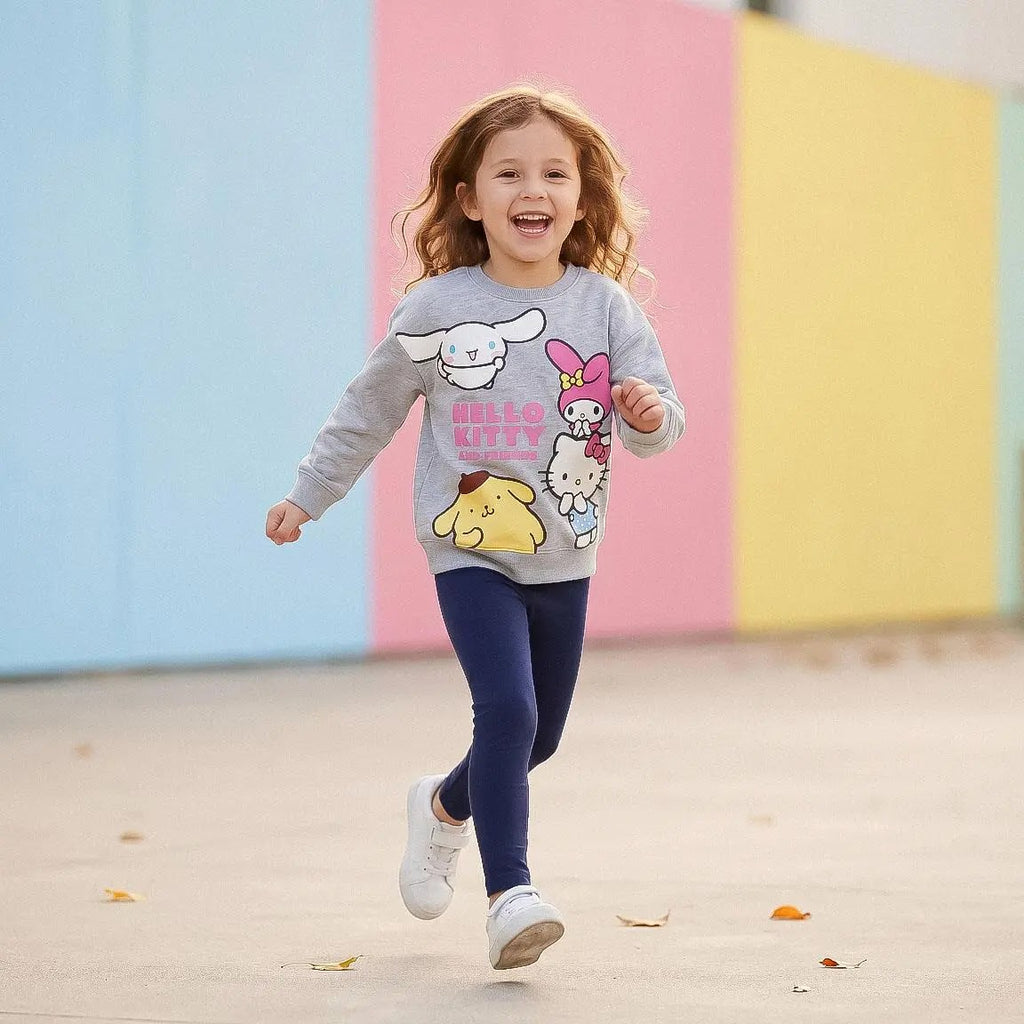 Rennend meisje in de grijze Hello Kitty and Friends sweater