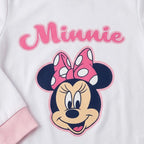 Detail Minnie print met roze strik op het witte shirt