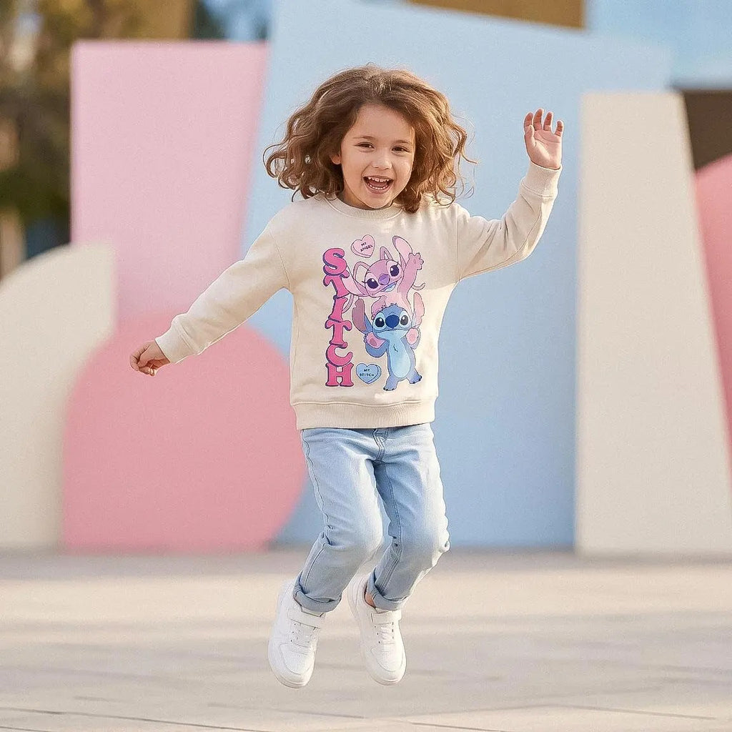 Stitch en Angel sweater gedragen buiten