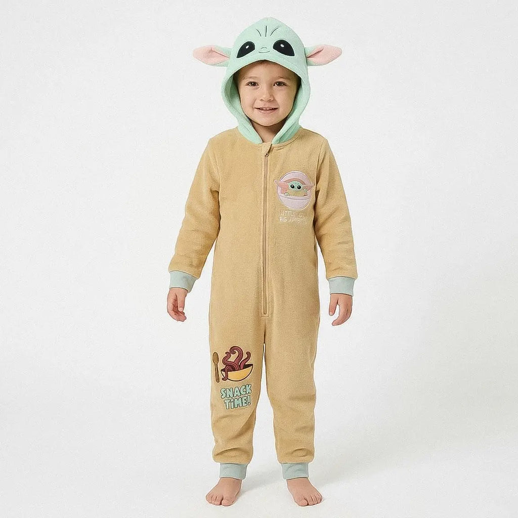 Kind draagt de Grogu onesie met capuchon op