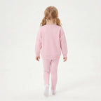 Meisje in Peppa Pig sweater achterkant