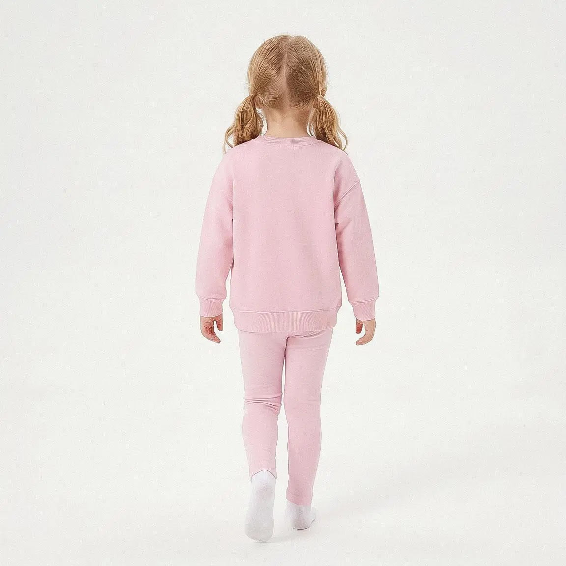 Meisje in Peppa Pig sweater achterkant