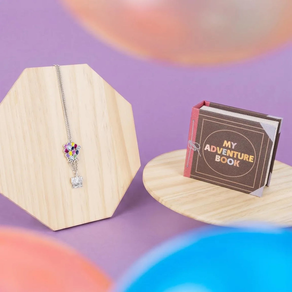 Up ketting op houten standaard naast het cadeaudoosje