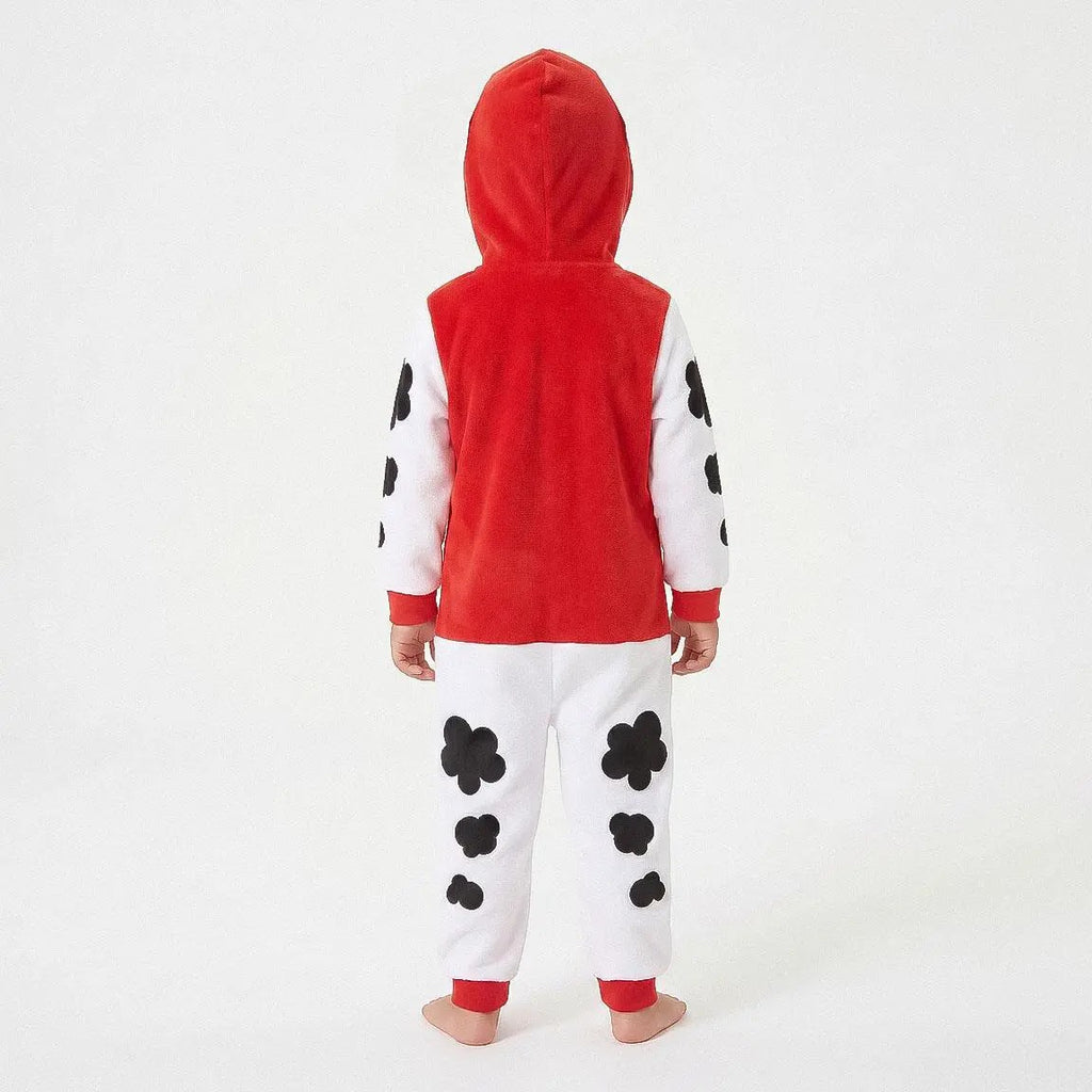 Jongen in Marshall onesie gezien van achteren