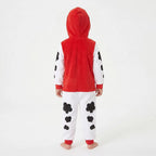 Jongen in Marshall onesie gezien van achteren