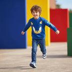 Rennende jongen in de Sonic the Hedgehog sweater buiten
