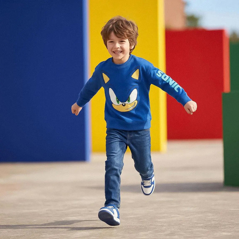 Rennende jongen in de Sonic the Hedgehog sweater buiten