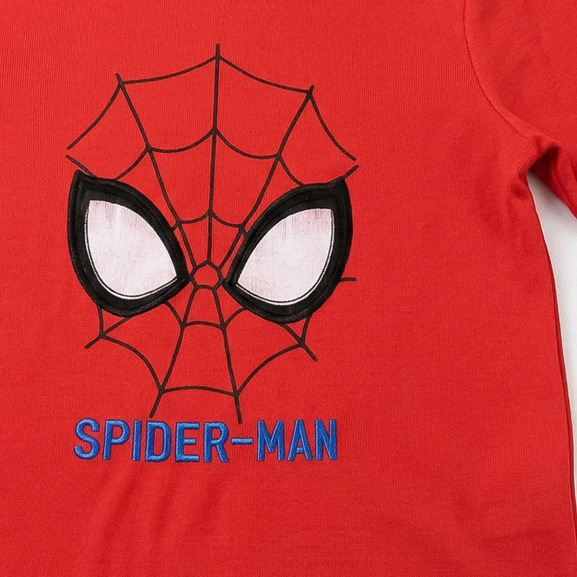 Detail Spiderman masker en SPIDER-MAN tekst op het shirt